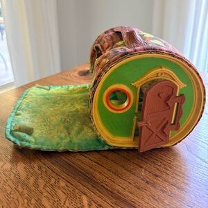 VTG 1979 Fisher-Price Woodsy log house squirrel finger-puppet. House ONLY.